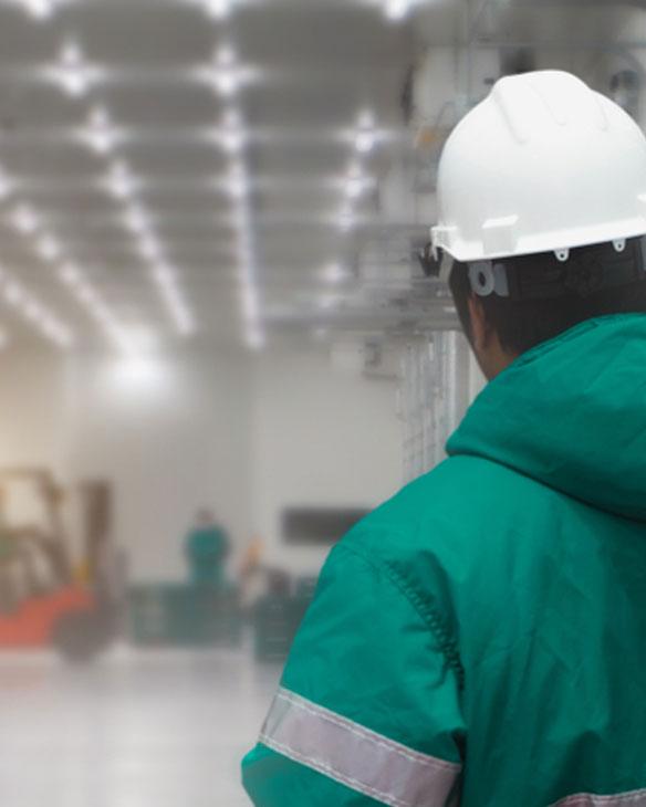 Técnico da Polar Soluções trabalhando em equipamento de refrigeração